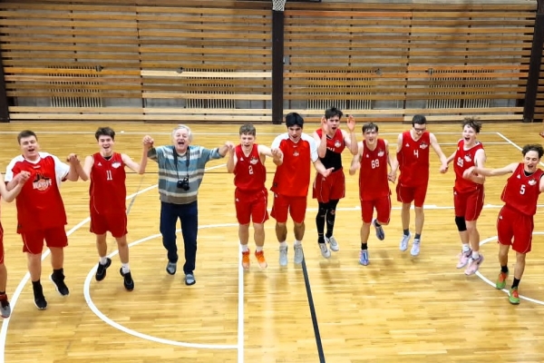 Jásající Kadeti U17 zdraví své 3 příznivce na tribuně po šokujícím vítězství.