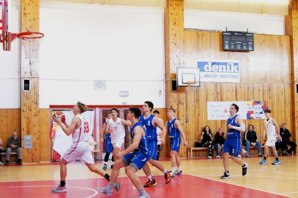 Kapitán týmu U19 Petr Žák byl v soubojích s podkošovými hráči Domažlic s extraliovými zkušenostmi svým protihráčům důstojným soupeřem. 